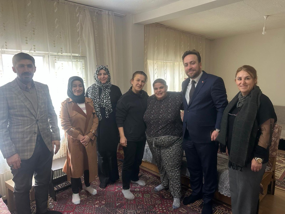 İlçe Başkanımız Serhat Tunç beraberliğinde;
İlçe Kadın Kolları Başkanımız Sema Uzunlar,
İl Kadın Kolları Yürütme Koordinatörümüz Nihal Aydemir
ve Kadın Kolları Yeşiltepe Mahalle Başkanımız Bedia Gevaş Açıl ile birlikte,
Yeşiltepe mahallemizin kıymetli sakinlerinden Emine Yıldız