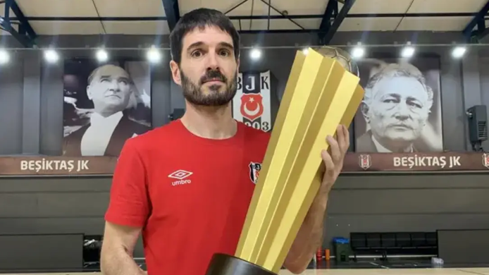 Hentbol takımımızın tarihindeki ilk yabancı antrenörü Olivier Roy Camino 🇪🇸, Beşiktaşımızın bugünkü Rize Belediyesi maçıyla takımımızın başında 100.kez sahaya çıktı! (87G, 5B, 8M).

Camino, bu 100 maça tam 6 kupa sığdırdı.

🏆🏆 Süper Lig
🏆🏆 Türkiye Kupası
🏆🏆 Süper Kupa