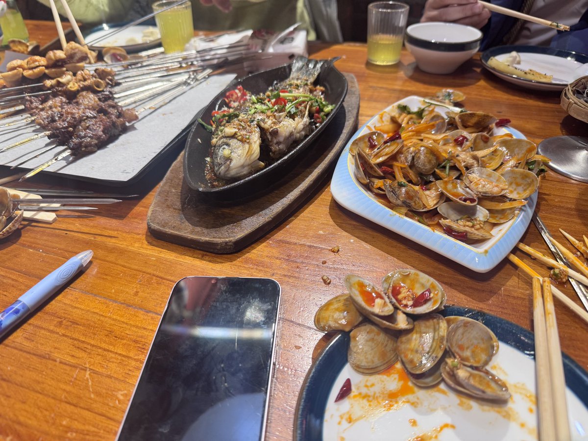 btcohmann's tweet photo. 我大扫除的乱七八糟的最后果断放弃了，于是决定出去吃串，因为衣服都扔洗衣机了，只能睡衣套外套出去了，最近也是真没啥行情，最没行情的时候不是大饼一动不动，是我一动不动，除了研究研究项目等见底以后去布局以外真是无聊的要死，实在太无聊打算找几个dex刷交易了

这么无聊估计有南方小伙伴儿来东北玩吧？听说有南方小伙伴儿不知道冷，热情好客东北人给你们分享一波注意事项，白天头疼进酒店就好了是冻坏了，身上痒也是冻坏了，身上涨热也是冻坏了，身上没知觉也是冻坏了，身上进酒店很久摸着还是凉也是冻到了，一定在身体觉得冷的时候就进屋缓一下，尤其是冻的头疼，一定要赶紧戴帽子，你们平时不咋埃冻的突然冻久了容易脑梗，偏瘫啥的，特别出汗了不要摘帽子，一定护好头部，叫我雷锋
