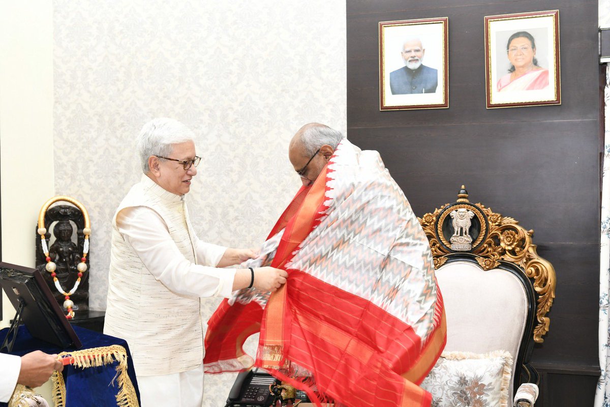 IPRTelangana's tweet image. Hon’ble Governor of Telangana Shri @Jishnu_Devvarma extended a warm welcome to Hon’ble Vice President of India Shri C. P. Radhakrishnan at Lok Bhavan, Hyderabad

#Telangana #Governor #VicePresident #LokBhavan #Hyderabad #iprtelangana