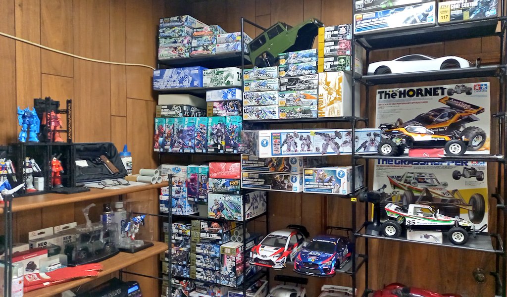 koiko0111's tweet photo. ガンダムヴァーチェの箱が大き過ぎて収まりが悪い🤣

ガンプラはじめて1年チョイで買いすぎたな😅

一昨年前から右足が痛くてキャンプやラジコンを走らせに行くのが出来なかったからそのストレスかな。

ガンプラ作るのに2階に上がるのも足が痛いことあって制作も進まないからたまる一方😅 https://t.co/PVHyozIU7D