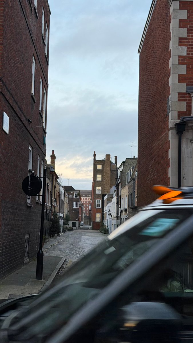 The Royal Wedding is getting closer! 💍👑 Alex Claremont-Diaz has officially arrived in London 🇬🇧✨

#rwrwedding #rwrw #rwrb #alexclaremontdiaz #acd #TaylorZakharPerez