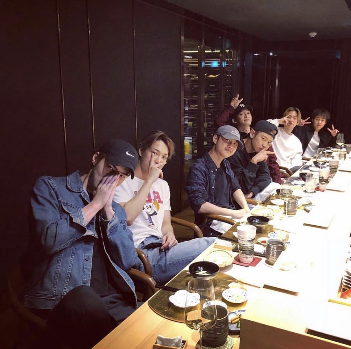 .. 엑소 회식사진 내놔 기다린다