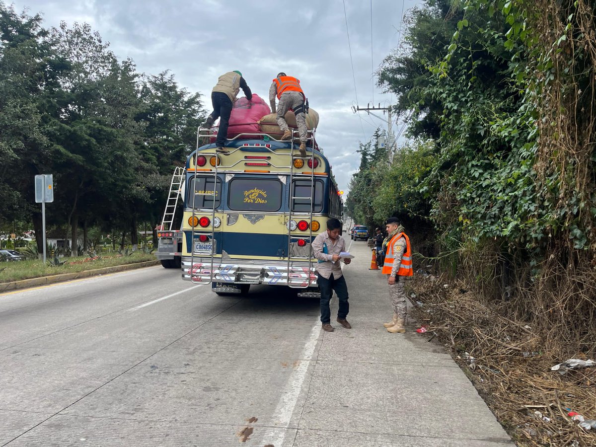 PNCdeGuatemala's tweet photo. #Ahora

Policías de la #DIPRONA han implementado operativos para evitar el traslado ilegal de #Pinabete; ahora se ubican en el km. 82 ruta Interamericana jurisdicción de Tecpán Guatemala, Chimaltenango, donde se realiza la inspección de vehículos, buses, camiones y furgones. https://t.co/xWG0ja0mus