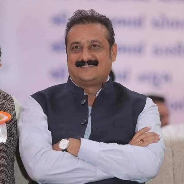 આહિર ક્ષત્રિય સમાજનું હીર, યુવા વર્ગના માર્ગદર્શક, યુવા પેઢીના યુથ આઇકોન,  ધારાસભ્ય તરીકેના સમયગાળામાં અલગ જ છબી ઊભી કરનાર, જેમની પ્રત્યેક વાત અને કાર્ય જસુબાપાની યાદ અપાવે અને હમેશા પ્રજાના પ્રશ્નોને વાચા અપાવીને એક સાચા જન સેવક અને નેતા તરીકેની ભૂમિકા ભજવનાર અને હરહંમેશ લોકોના