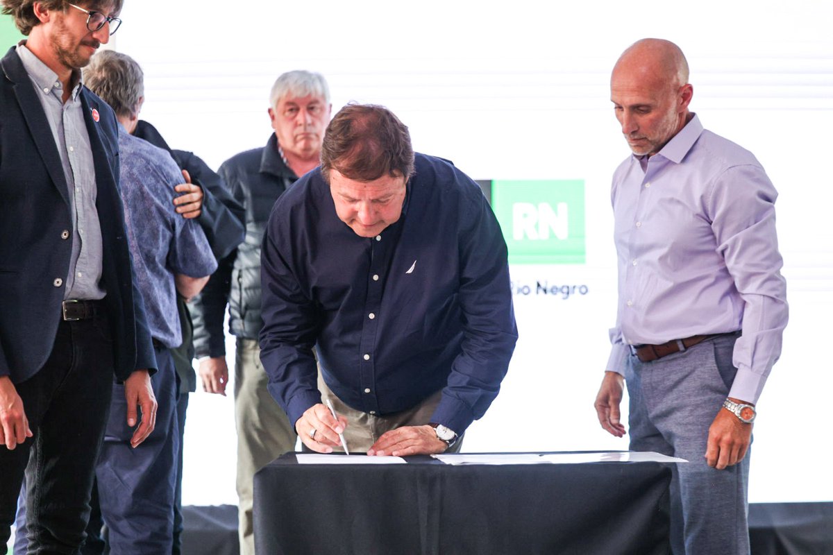 BARILOCHE: EL CAMPUS DE LA UNRN, CADA VEZ MÁS CERCA DE FINALIZARSE

Firmamos el contrato para la obra eléctrica y abrimos la licitación de la red de gas en el Campus de la <a href="/UNRIONEGRO/">UNRN</a>. Son trabajos clave que se suman a la obra de cloacas que ya está en marcha.

El objetivo es