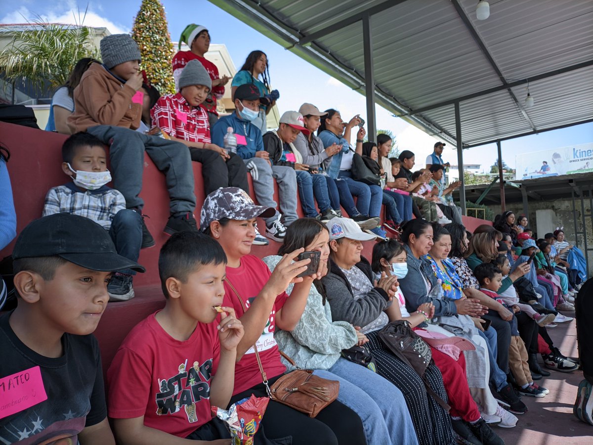FUPECECU's tweet photo. FUPEC comparte un agasajo navideño junto a familias que enfrentan enfermedades catastróficas en el valle.
Niños pacientes y familiares disfrutan de una mañana llena de juegos, sonrisas, regalos.
#NavidadSinPrecariedad #navidadesdar el valle https://t.co/2nuvWBZ5UD