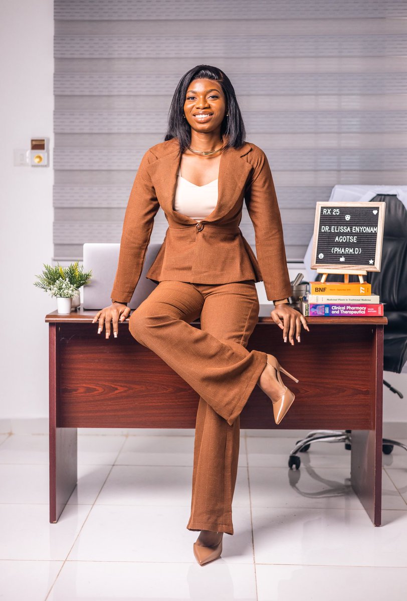 enyo_lissa's tweet image. Introducing….
Dr.(Pharm) Elissa Enyonam Agotse 💅🏾. 

Proof that dedication can turn a dream into a degree and a license 🌚👌🏾☺️