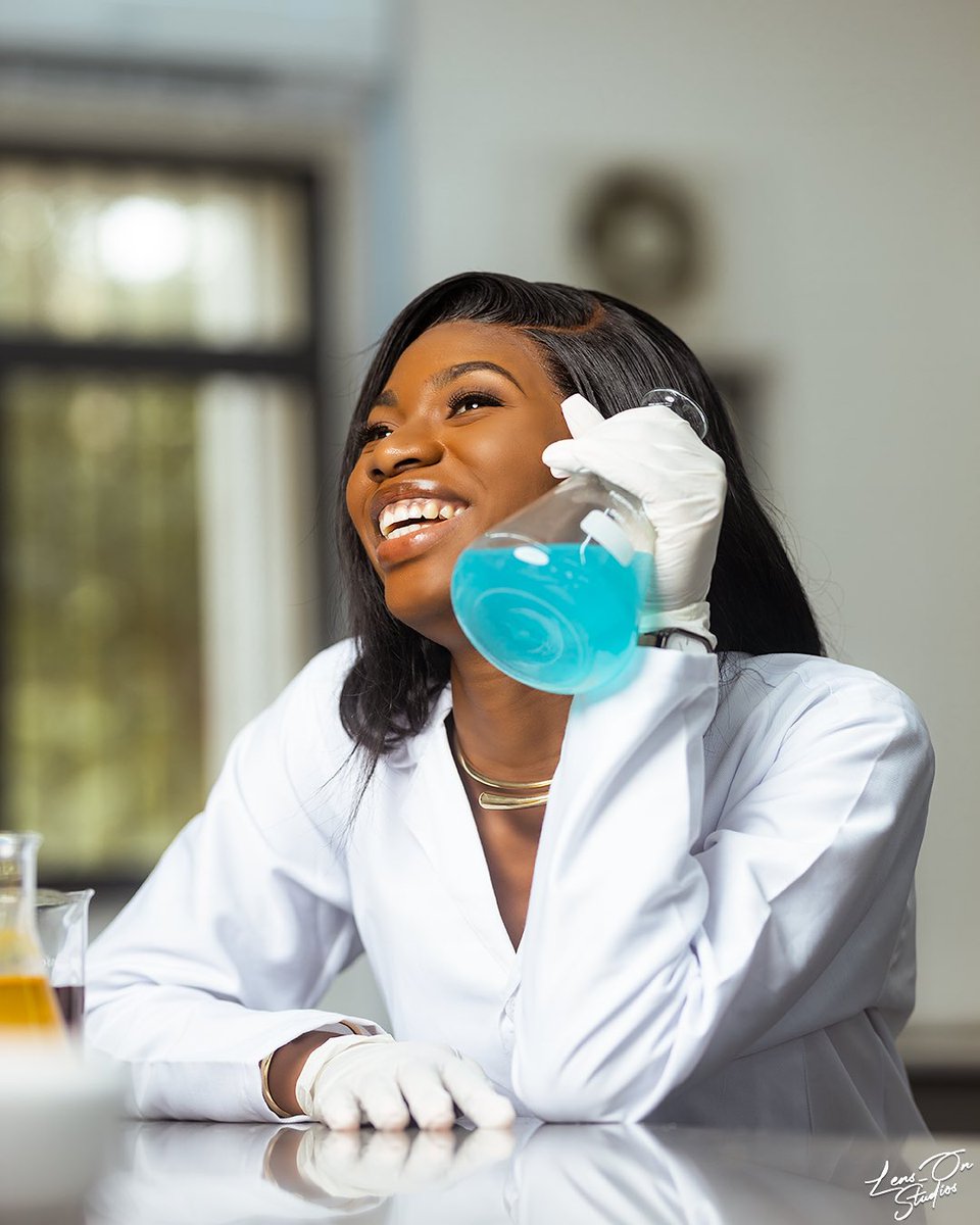 enyo_lissa's tweet image. Introducing….
Dr.(Pharm) Elissa Enyonam Agotse 💅🏾. 

Proof that dedication can turn a dream into a degree and a license 🌚👌🏾☺️
