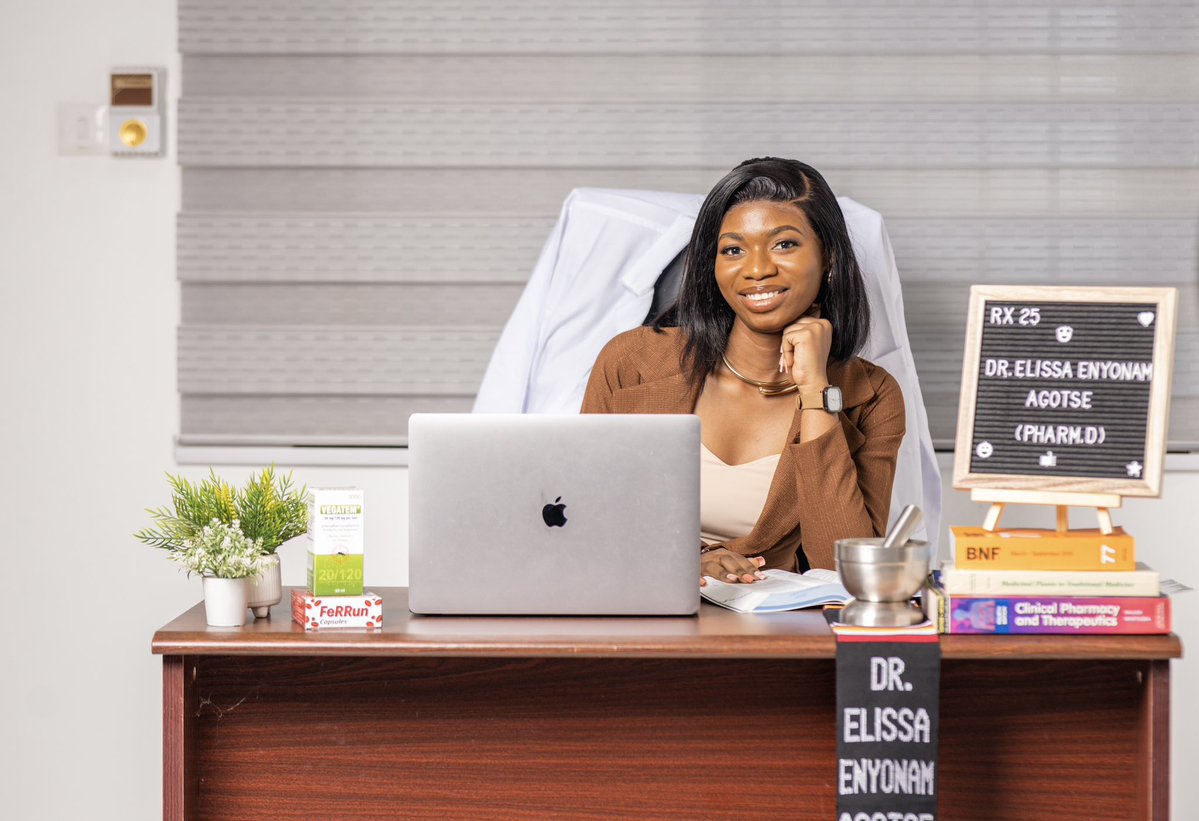 enyo_lissa's tweet image. Introducing….
Dr.(Pharm) Elissa Enyonam Agotse 💅🏾. 

Proof that dedication can turn a dream into a degree and a license 🌚👌🏾☺️