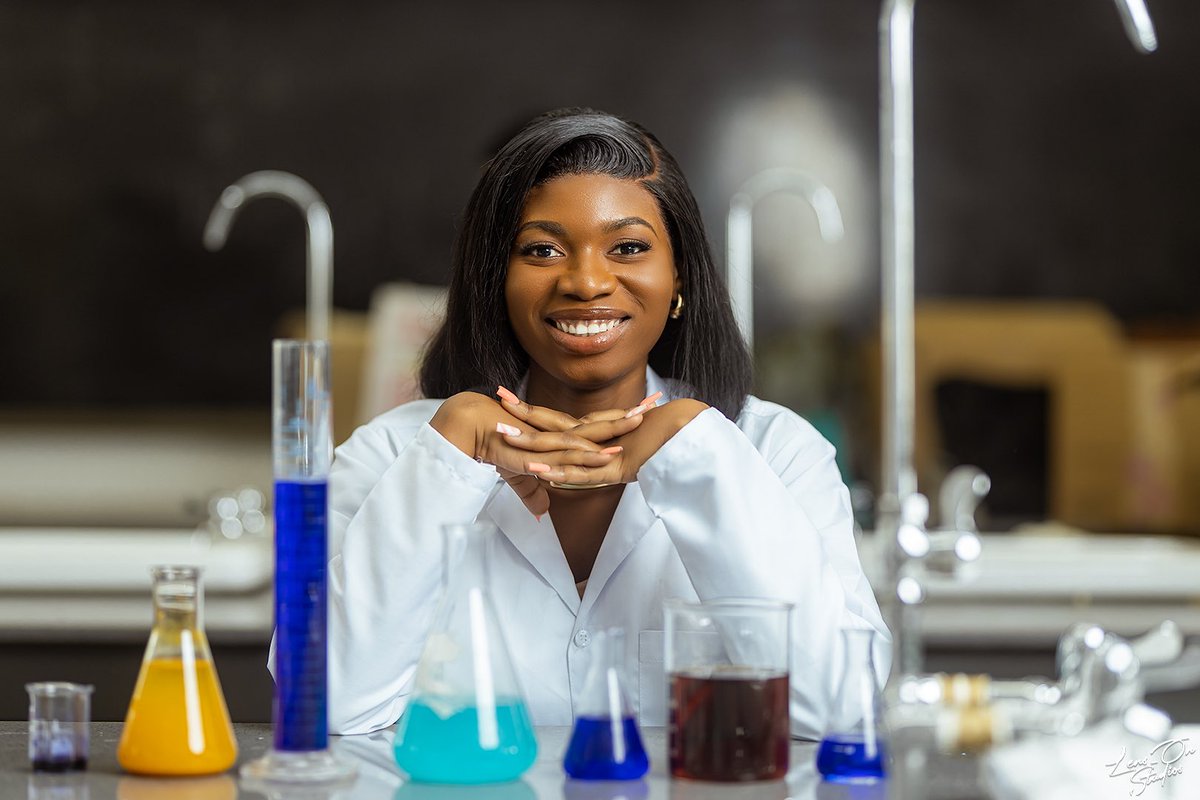 enyo_lissa's tweet image. Introducing….
Dr.(Pharm) Elissa Enyonam Agotse 💅🏾. 

Proof that dedication can turn a dream into a degree and a license 🌚👌🏾☺️