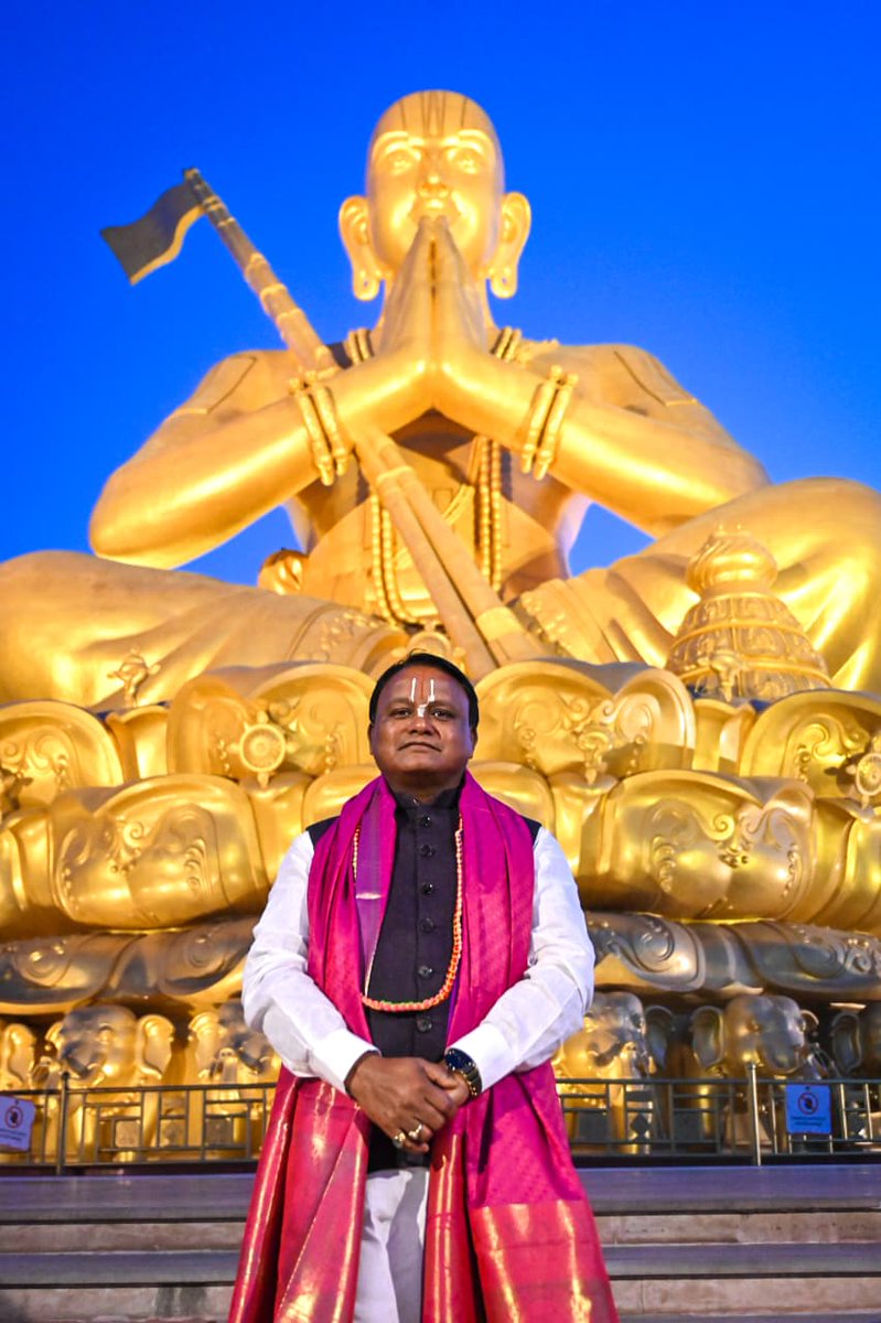 MohanMOdisha's tweet photo. ହାଇଦ୍ରାବାଦ ସ୍ଥିତ ‘ଷ୍ଟାଚ୍ୟୁ ଅଫ୍ ଇକ୍ୱାଲିଟି’ (Statue of Equality) ପରିଦର୍ଶନ କରିବା ମୋ ପାଇଁ ଏକ ସ୍ମରଣୀୟ ତଥା ଆଧ୍ୟାତ୍ମିକ ଅନୁଭୂତି ଥିଲା। ମହାନ ସନ୍ଥ ତଥା ସମାଜ ସଂସ୍କାରକ ଜଗଦଗୁରୁ ଶ୍ରୀ ରାମାନୁଜାଚାର୍ଯ୍ୟଙ୍କ ଏହି ଭବ୍ୟ ପ୍ରତିମୂର୍ତ୍ତି କେବଳ ଭାରତର ସମୃଦ୍ଧ ସାଂସ୍କୃତିକ ଐତିହ୍ୟର ପ୍ରତୀକ ନୁହେଁ, ବରଂ ଏହା ସାମାଜିକ ନ୍ୟାୟ, ସମାନତା ଓ ମାନବିକ ମୂଲ୍ୟବୋଧର ଏକ ଜ୍ୱଳନ୍ତ ନିଦର୍ଶନ।

ଏହି ଅବସରରେ ପୂଜ୍ୟ ଶ୍ରୀ ଶ୍ରୀ ତ୍ରିଦଣ୍ଡୀ ଚିନ୍ନା ଶ୍ରୀମନ୍ନାରାୟଣ ରାମାନୁଜ ଜୀୟର ସ୍ୱାମୀଜୀଙ୍କୁ ସାକ୍ଷାତ କରି ଆଶୀର୍ବାଦ ଗ୍ରହଣ କରିବା ସହ ବିଭିନ୍ନ ଆଧ୍ୟାତ୍ମିକ ବିଷୟରେ ଆଲୋଚନା କରିବାର ସୁଯୋଗ ପାଇଲି। ଏଥିସହିତ ପୂଜ୍ୟ ଶ୍ରୀ ଶ୍ରୀ ତ୍ରିଦଣ୍ଡୀ ଅହୋବିଳ ରାମାନୁଜ ଜୀୟର ସ୍ୱାମୀଜୀଙ୍କ ଦ୍ୱାରା ରଚିତ ଶ୍ରୀ ରାମାନୁଜାଚାର୍ଯ୍ୟଙ୍କ ଓଡ଼ିଆ ଭଜନକୁ ମଧ୍ୟ ଲୋକାର୍ପିତ କରିବାର ସୌଭାଗ୍ୟ ମିଳିଲା ।

ଶ୍ରୀ ରାମାନୁଜାଚାର୍ଯ୍ୟଙ୍କ ସମାନତା ଓ ସାମାଜିକ ସଦ୍‌ଭାବନାର ଶିକ୍ଷା ଆମ ରାଜ୍ୟର ପ୍ରଗତି ଏବଂ ଏକ ସମୃଦ୍ଧ ସମାଜ ଗଠନ ଦିଗରେ ଆମକୁ ସଦାସର୍ବଦା ଅନୁପ୍ରାଣିତ କରିବ। 🙏