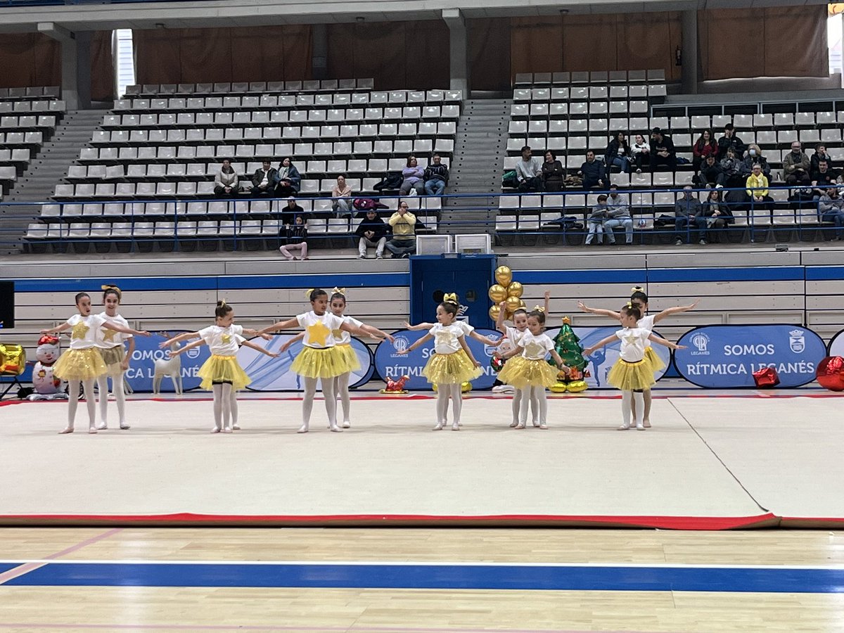 #ULEG CON EL DEPORTE LOCAL

🤸🎄 Hoy el <a href="/RitmicaLeganes/">ClubRitmicaLeganes</a> ha celebrado su Festival de Navidad.
Cerca de 700 niñas y niños pasarán hoy por el Pabellón Europa.

🗣️ La Concejala de Educación les ha acompañado <a href="/MercedesULEG/">Mercedes Neria</a>: “Como siempre, es un placer acompañar al <a href="/RitmicaLeganes/">ClubRitmicaLeganes</a>.