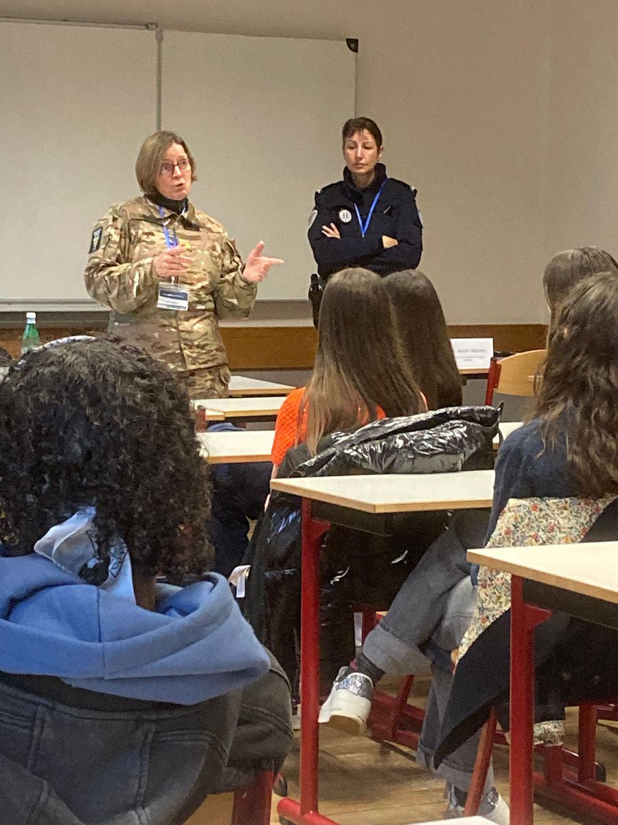 DMD_15_Cantal's tweet photo. La @DMD_15_Cantal a clôturé cette semaine une intense période d’actions en direction de la jeunesse par deux interventions, juste avant les congés d’hiver, au lycée de #Mauriac et au lycée Emile Duclaux #Aurillac.
#GardeNationale
#Jeunesse
#LienArméeNation
#FiersDeNosRéservistes https://t.co/Q4IOL6VWKA