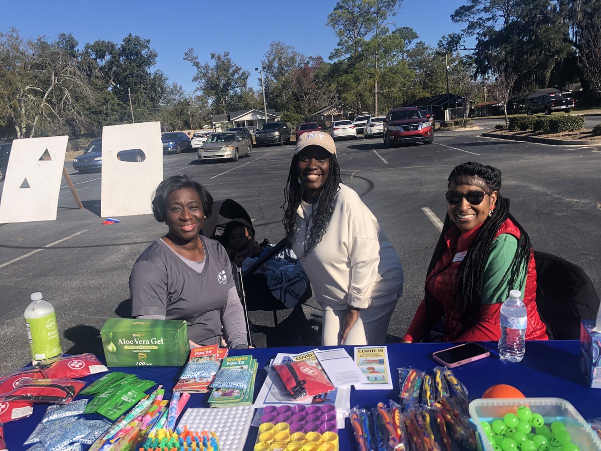 SouthHealthDist's tweet image. CMS, DPH HVP, and Health Promotion are at the Christian Love Bible Baptist Church Christmas &amp;amp; Health Education Carnival today! 🎄🎉

Stop by for free food, clothes and shoes, games, and helpful public health resources.
📍 526 Griffin Ave
🕙 10 AM–1 PM
