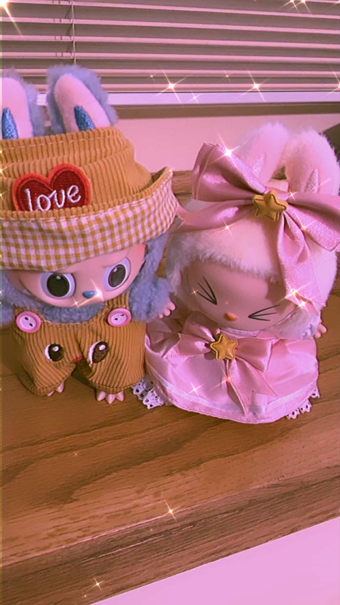 galaticmulti's tweet image. Yo so my mall now has Popmart (they’ve had it for a hot minute now, but I didn’t get to go until yesterday cuz busy😂!) I was SO OVERWHELMED like there was SO MANY cute collectibles &amp;amp; bag charms but I was after ONE goal  and that was to get a Labubu🙌🏽🥺 so meet Berry (left)