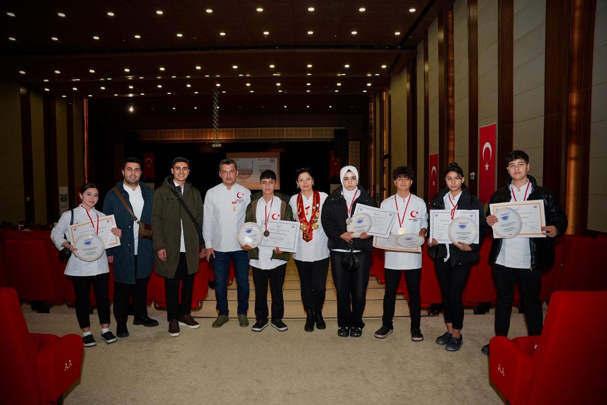 🏆 22. Uluslararası İstanbul Mutfak Günleri Yarışması’nda Yaşar Aktürk MTAL önemli bir başarıya imza attı 🍽️

🥇 Yılın En İyi Gastronomi Lisesi Ödülü
🥇 Liseler Arası Modern Türk Mutfağı Ekip Yarışması – Türkiye Birinciliği
🏅 6 Altın Madalya
🥈 6 Gümüş Madalya

👏🏻 Tebrik ederiz