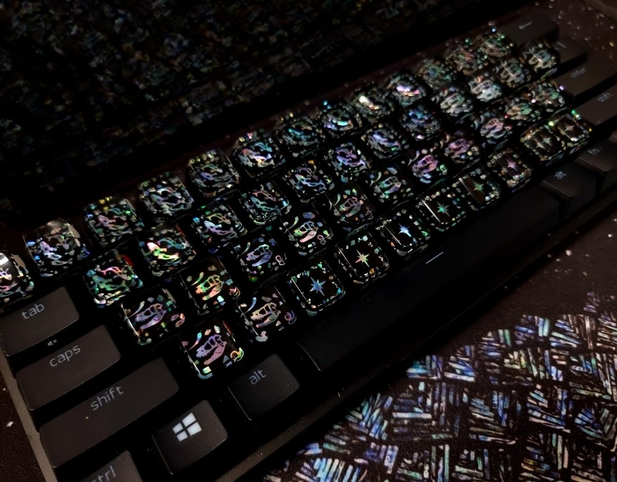 sa_seo_'s tweet image. 신작 자개 키캡은 POND는 작은 연못속 잉어한쌍을 모티브로 만들었습니다:)