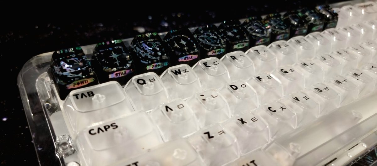 sa_seo_'s tweet image. 신작 자개 키캡은 POND는 작은 연못속 잉어한쌍을 모티브로 만들었습니다:)