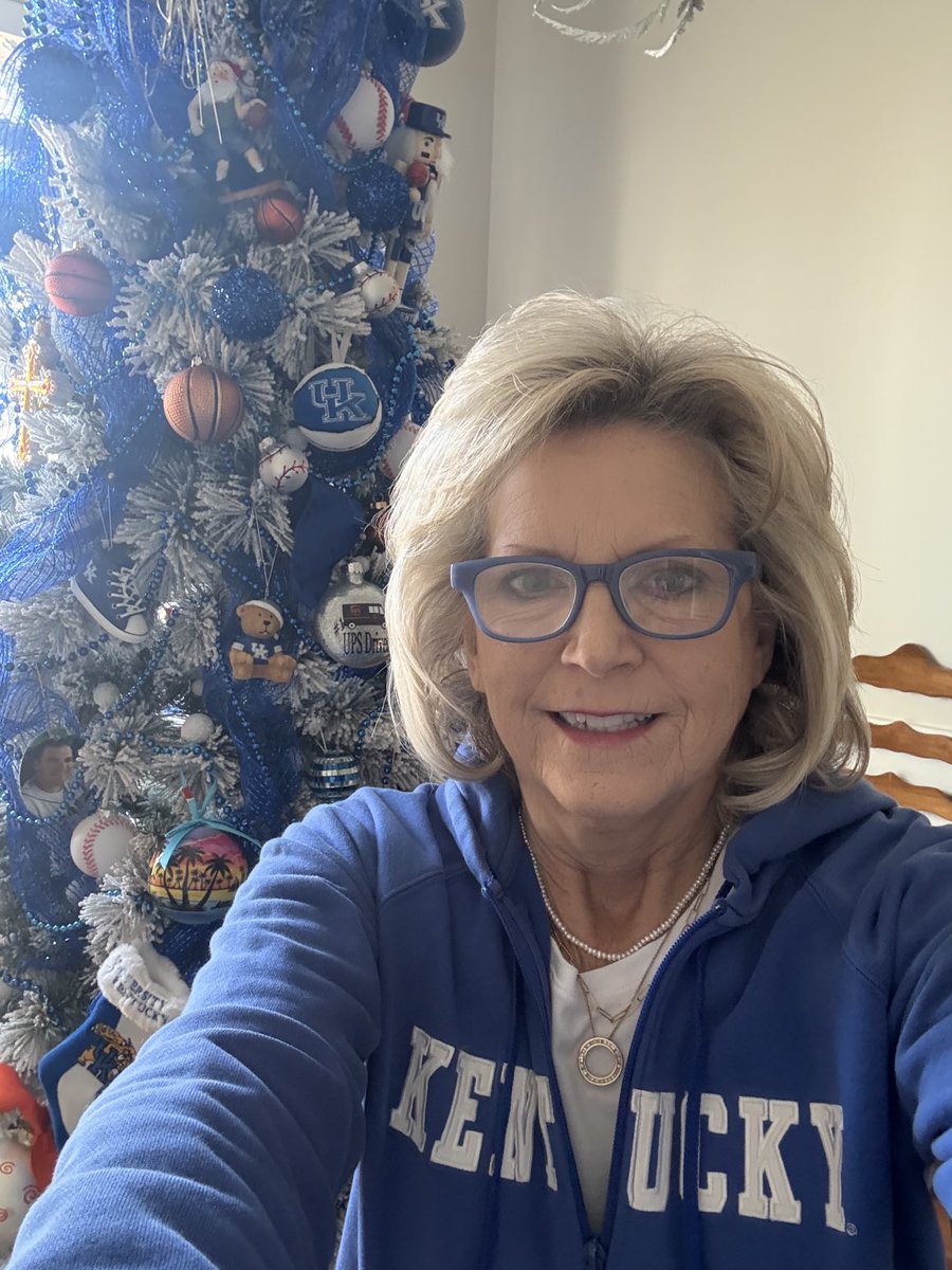 kbrock729's tweet photo. Anybody else wearing the same shirt or sweatshirt they wore for our last game?! We need all the luck !! Go Cats ! ⁦@Big_BlueNation_⁩ @KSR https://t.co/LWgKRpzfZs