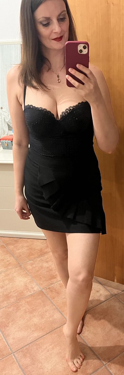 GoddessMegan696's tweet photo. How do I look? https://t.co/AhlNAhPKoC