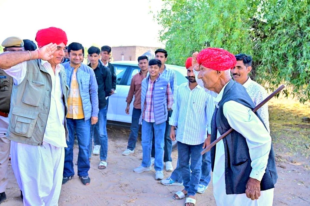 कर्नल मानवेंद्र सिंह जसोल…  
राजनीति का वो चेहरा ,  जिसका सम्मान भी है और जिस पर पूरे क्षेत्र को अभिमान भी है।  
सादगी से भरा, सुलझा हुआ व्यक्तित्व।  
सीमा से संसद तक देशहित की सोच लिए चलने वाले कर्नल साहब, जिनकी पहचान स्वच्छ छवि, साफ राजनीति और ज़मीनी जुड़ाव से होती है।
इतने