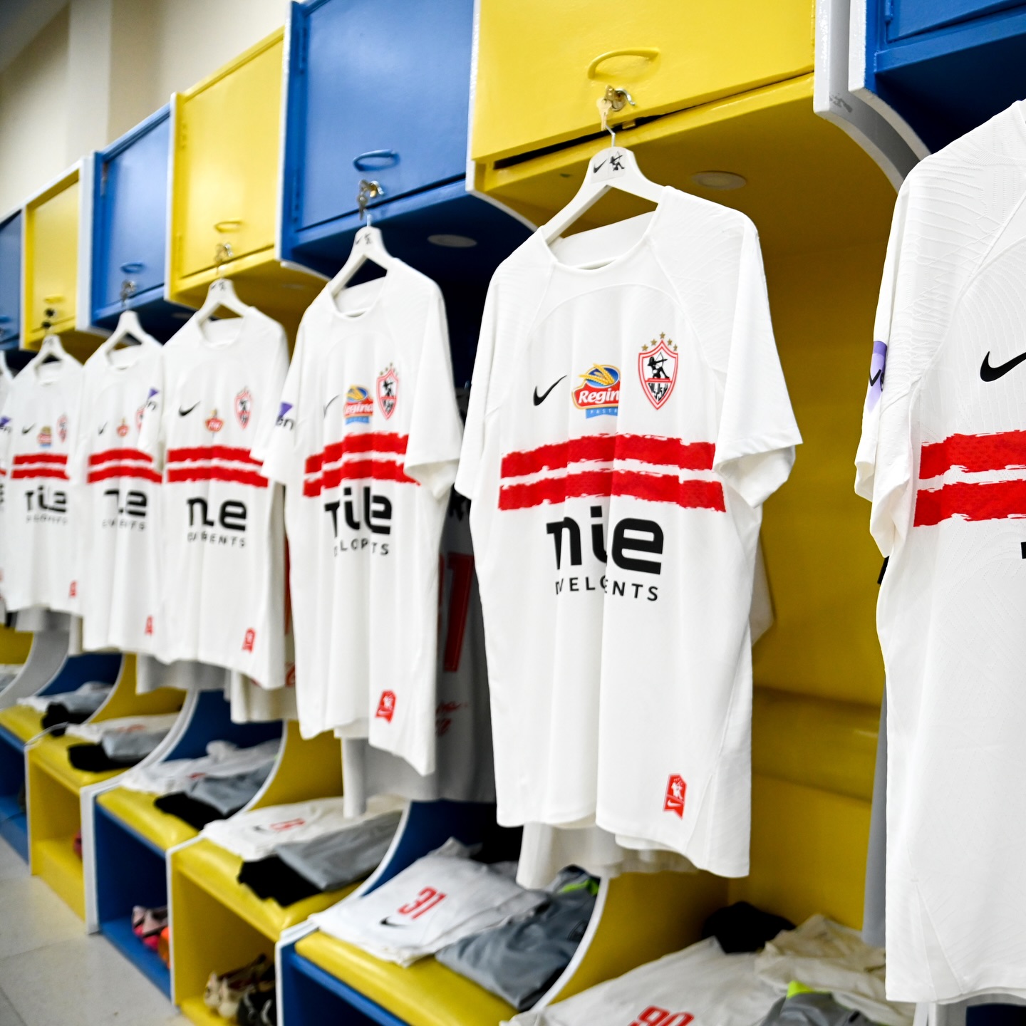 غرفة أقمصة الملوك على أتم الجاهزية قبل انطلاق مباراة الزمالك وحرس الحدود في كأس عاصمة مصر 