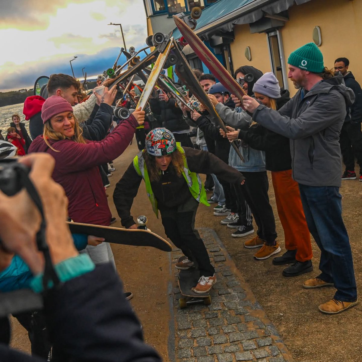 Meet Becky Gilmore, a young woman from Banbridge who skateboarded across the Wild Atlantic Way to raise awareness of suicide. Becky (26) spent the last five months travelling along the 2,500km coastal route that stretches from Kinsale in Co. Cork, to Inishowen in Co. Donegal 💚🇮🇪