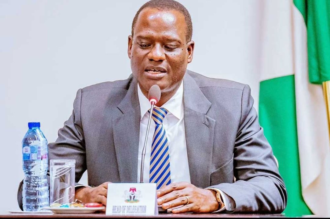 Barristerstreet's tweet image. 🇳🇬 Nigerians, please join the call for @taiwoyedele to come and explain what happened to the tax bill after it was passed by the National Assembly.

You all should recall that on the floor of the House of Representatives, Hon. Abdulsammad Dasuki (PDP, Sokoto) raised a formal…