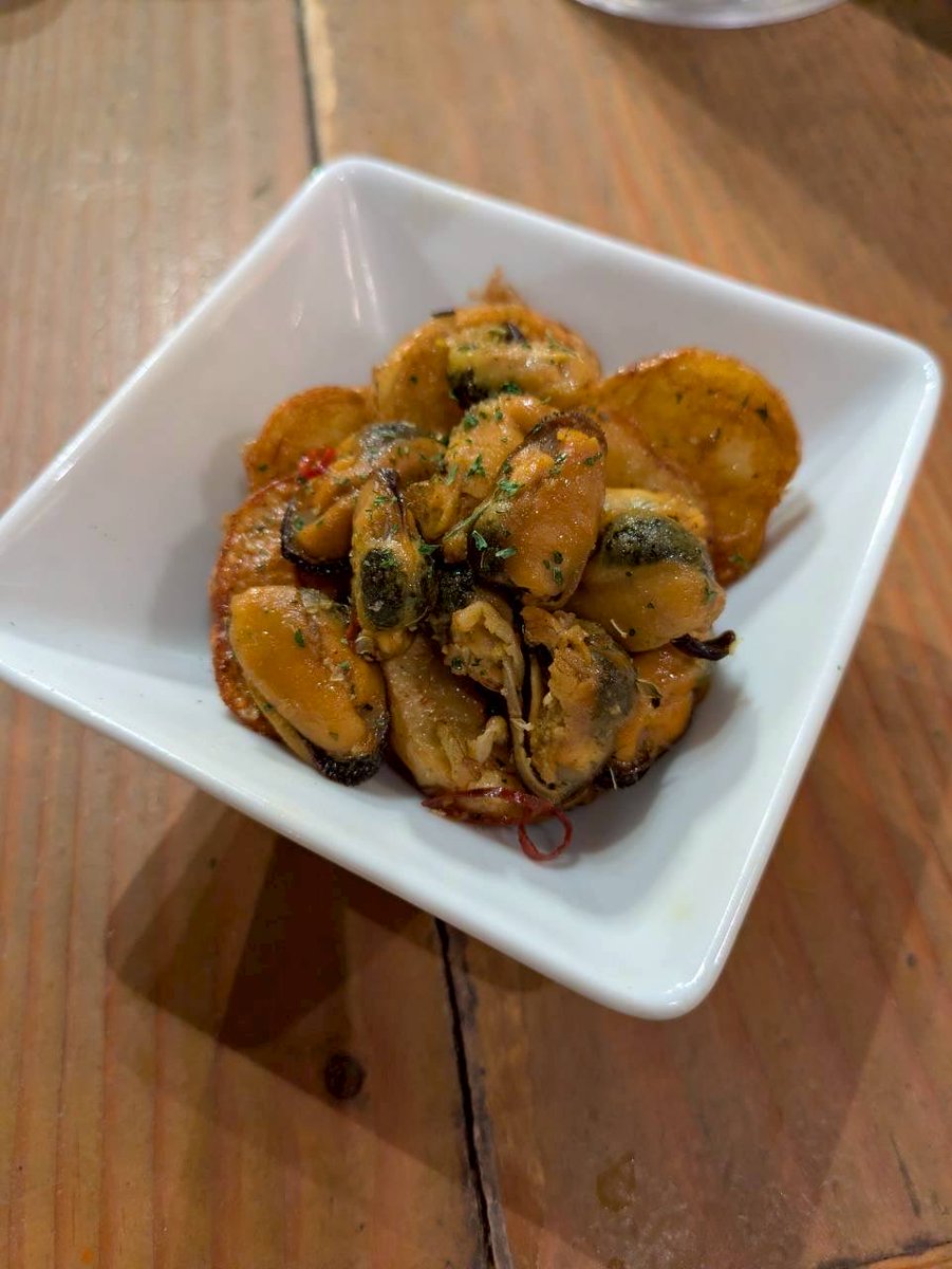 新商品開発中‼️
〜スモークムール貝とポテトのマリネ〜
スモーキーなムール貝とカリッと揚げたポテト、ピリッと絡みのあるマリネで白ワインにピッタリです🍷
前菜、あと一品食べたい時におすすめです✨
近日発売予定なので楽しみにお待ちください〜

#五反田 #海鮮 #パエリア #ムール貝