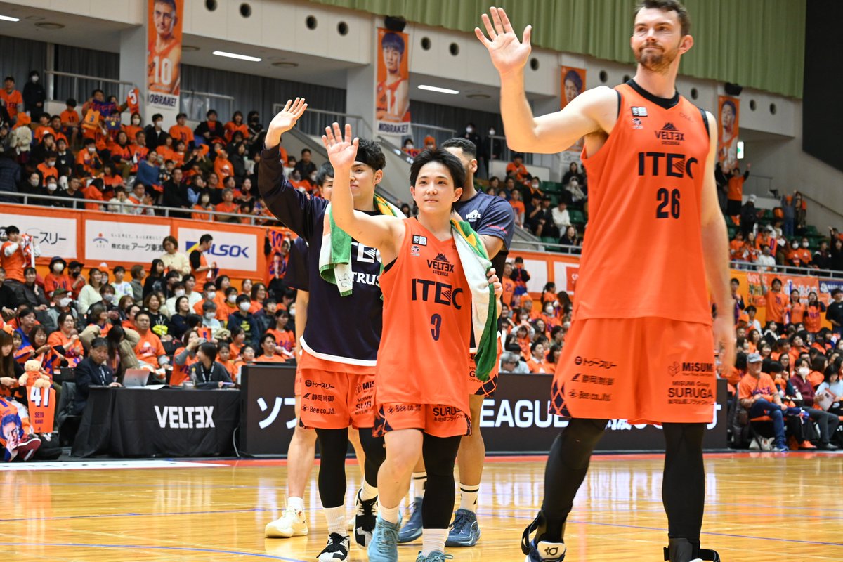 shizusports's tweet photo. #ベルテックス静岡 は #岩手ビッグブルズ に勝利し、12試合ぶりの白星を手にしました。特別指定選手の #山本愛哉 選手（ #飛龍高校 出身）がチーム最多の18得点と活躍。試合後の #森高大 ヘッドコーチのインタビュー中、アリーナＭＣの #ワタナベゴリラ さんはこみ上げるものを抑えきれませんでした。 https://t.co/CKrnqg5PqU