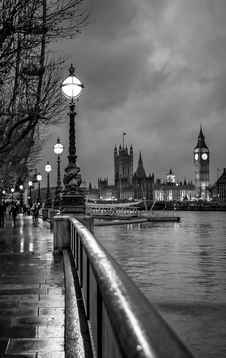 MagPaperCraft's tweet image. おはよう☀️ ねむい…けど作業がんばる💻！ 📚 🤮