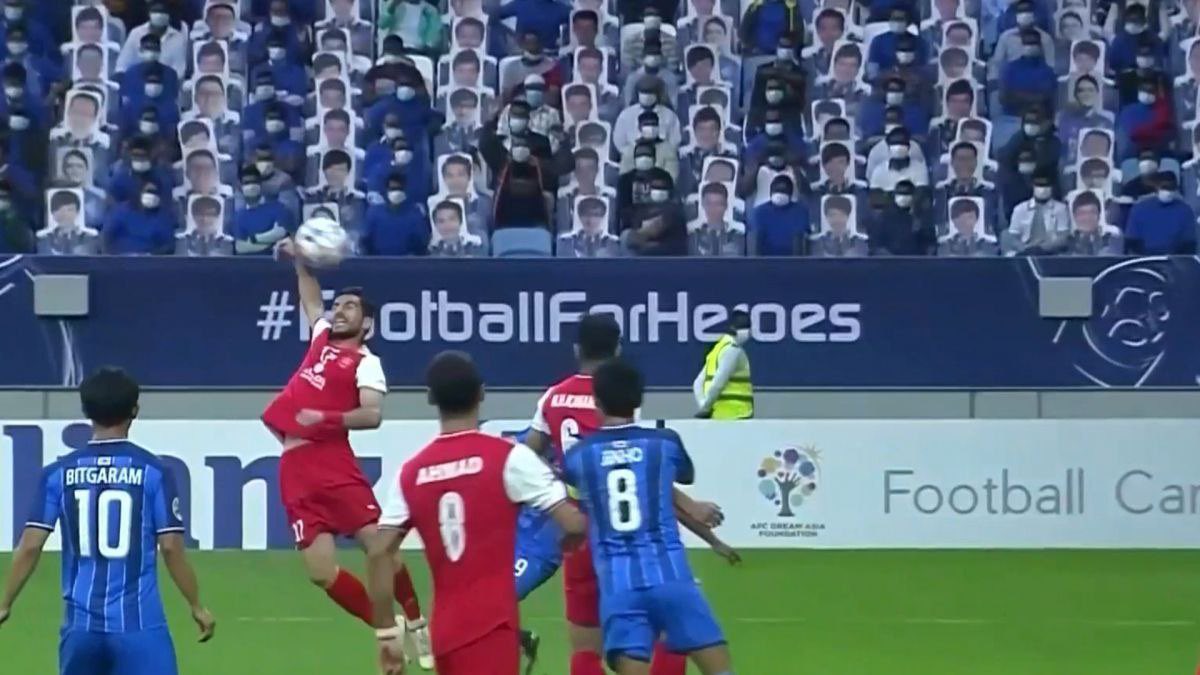 ✓ امروز 29 آذر پنجمین سالگرد روزی که در جواب تبعیض ها #دست_خدا بالا آمد و حسرت #پرسپولیس را ادامه دار کرد، با وجود تیم های متمول عربی خوشبین ترین هوادار پرسپولیس هم دیگر حالا حالاها به #قهرمانی_آسیا نمی اندیشد و #یدالله_شیری این حسرت را ابدی کرد، از قضا آن روز هم #شنبه بود😅