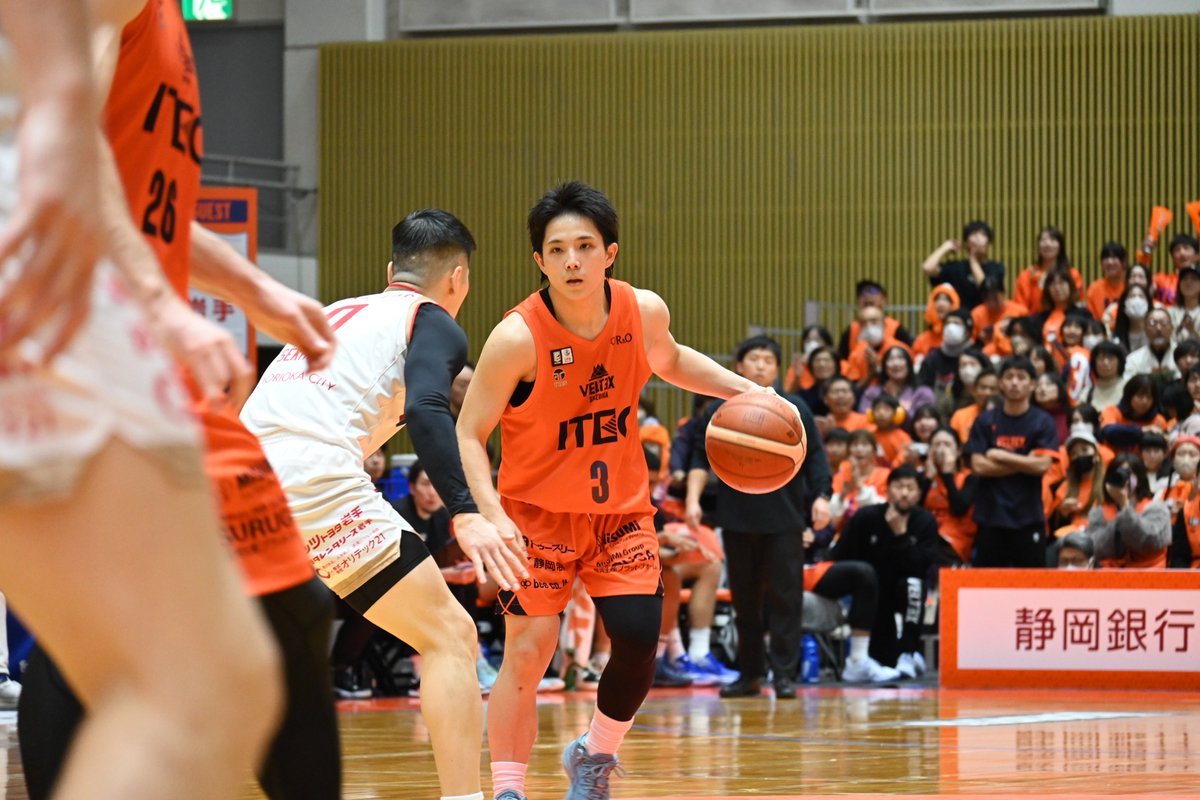 shizusports's tweet photo. #ベルテックス静岡 は #岩手ビッグブルズ に勝利し、12試合ぶりの白星を手にしました。特別指定選手の #山本愛哉 選手（ #飛龍高校 出身）がチーム最多の18得点と活躍。試合後の #森高大 ヘッドコーチのインタビュー中、アリーナＭＣの #ワタナベゴリラ さんはこみ上げるものを抑えきれませんでした。 https://t.co/CKrnqg5PqU