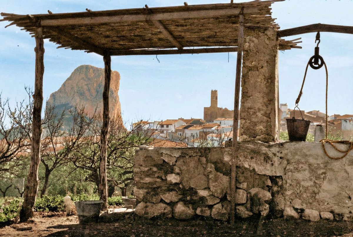 Compartisc algunes fotos antigues de Calp de quan era un poble guapet abans del desgavell urbanístic restaurades amb IA 🥰