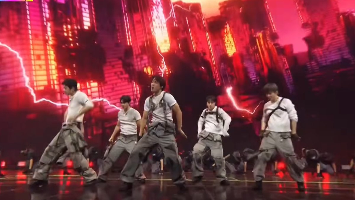 TheePopCore's tweet image. EXO makes the crowd go wild with their stage presence during their performance at the 2025 MelOn Music Awards.