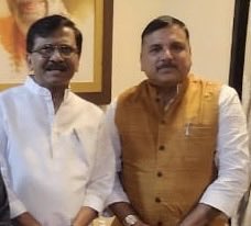 SanjayAzadSln's tweet image. मुंबई: संजय भाई से मुलाक़ात हुई, बहादुर लोगों से मिलना हमेशा सुखद होता है।
बीमारी से लंबी लड़ाई लड़कर अब @rautsanjay61 जी का स्वास्थ्य बेहतर हो रहा है।
ईश्वर उनको शीघ्र पूरी तरह स्वस्थ करें।
अगले संसद के सत्र में दिल्ली मुलाक़ात होगी।