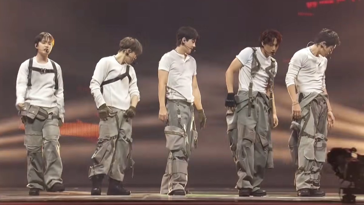 bibilkist's tweet photo. Back it up keren banget, gua menyayangkan audio nya aneh😭 tapi exo tetep keren 🥰🥰🥰

EXO THE MOMENT 
#EXO_MMA2025 
#엑소_2025멜론뮤직어워드 https://t.co/SRAwRHzc5k