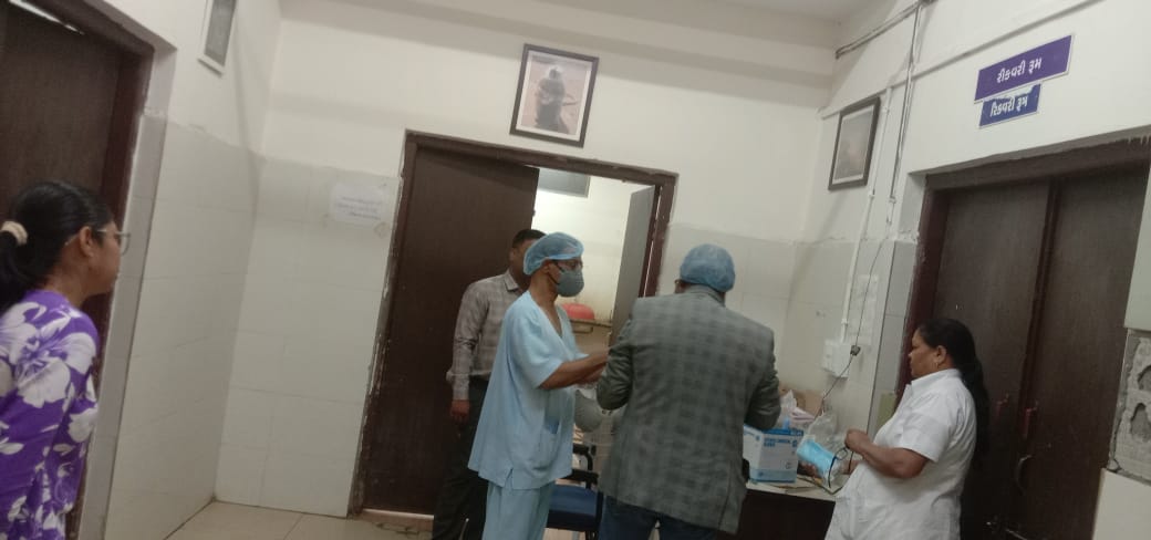 Thobaria16's tweet photo. SDH દે.બારિયા ખાતે કુટુંબ નિયોજન કેમ્પમાં 18 લાભાર્થીઓના સફળ ઓપરેશન.
✅ ADHO ડૉ. ગિરવર બારીયા દ્વારા હોસ્પિટલનું સરપ્રાઈઝ ઇન્સ્પેક્શન.
✅ OPD, લેબ અને ઇમરજન્સી સેવાની ગુણવત્તા અંગે સ્ટાફને માર્ગદર્શન.
Adho દ્વારા લોકોને શ્રેષ્ઠ અને ઝડપી સારવાર મળી શકે તે અંગે સુચનો આપવામાં આવ્યા. https://t.co/FfdC6cuzma