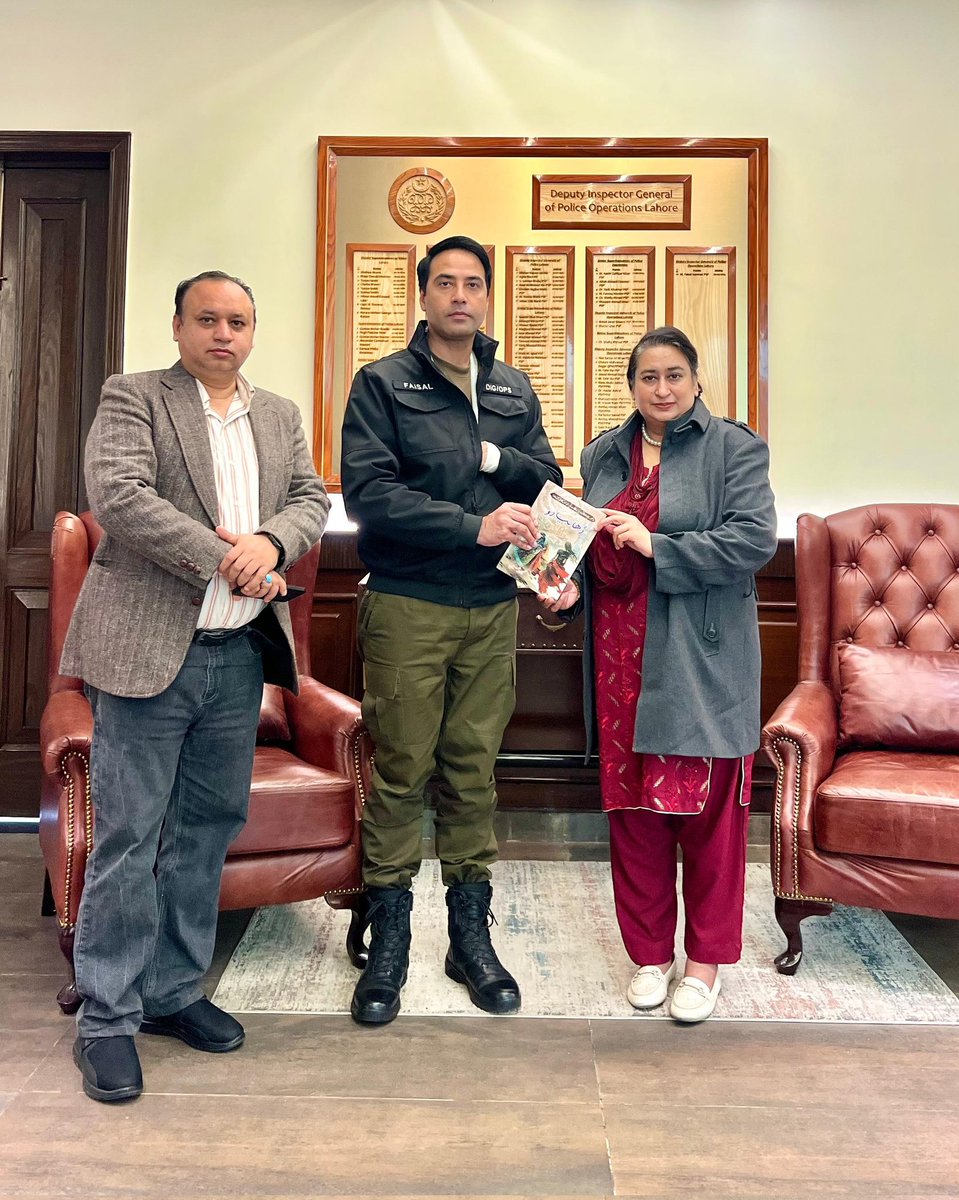 mamoona_fsd's tweet photo. Today, I presented my novel “Dhaanp Du” to DIG Mr. Faisal Kamran.
Thank you, Faisal bhai, for giving your time.
@OfficialDPRPP @ICT_Police @Rporwp @RwpPolice @City41fsd @DunyaNews @Lahorepoliceops @Lahorepolicelov https://t.co/bFtvl4mAt8