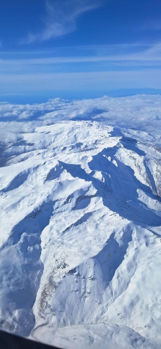 #SierraNevada hoy desde las alturas, espectacular la capa de nieve que tiene!!! 
Seguirá recibiendo en los próximos días.