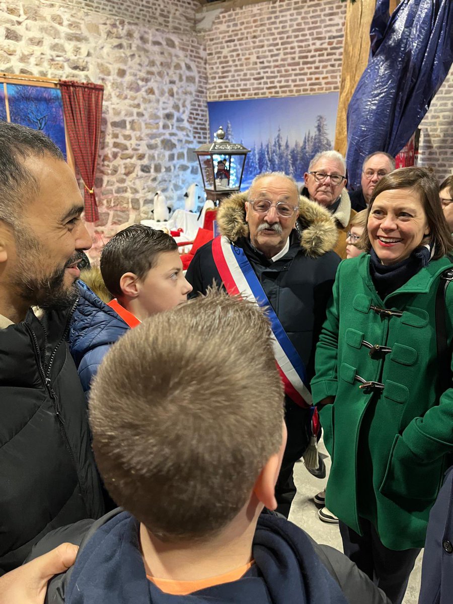 A_Linkenheld's tweet photo. #Dechy
Inauguration du marché de Noël à la ferme Jacquart en présence du Maire Jean-Michel Szatny, de son équipe et du conseil municipal de jeunes.

Créations et produits locaux, chalets en bois, animations : tout pour ravir grands &amp; petits à l’approche des fêtes de fin d’année ! https://t.co/vkI6TQUomt
