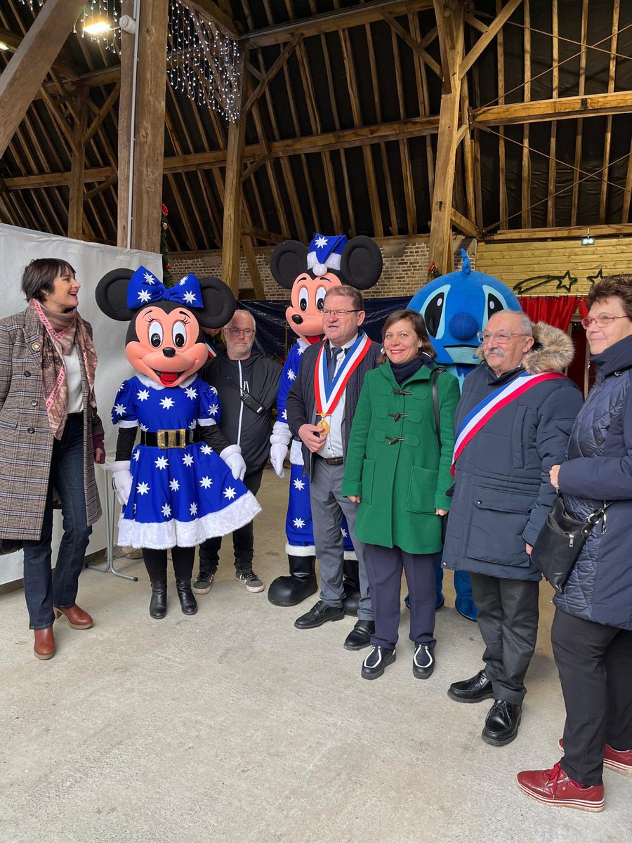 A_Linkenheld's tweet photo. #Dechy
Inauguration du marché de Noël à la ferme Jacquart en présence du Maire Jean-Michel Szatny, de son équipe et du conseil municipal de jeunes.

Créations et produits locaux, chalets en bois, animations : tout pour ravir grands &amp; petits à l’approche des fêtes de fin d’année ! https://t.co/vkI6TQUomt