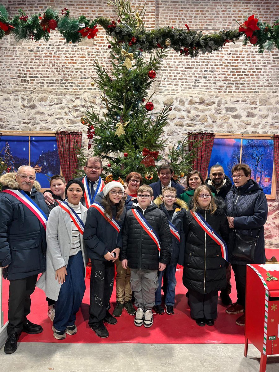 A_Linkenheld's tweet photo. #Dechy
Inauguration du marché de Noël à la ferme Jacquart en présence du Maire Jean-Michel Szatny, de son équipe et du conseil municipal de jeunes.

Créations et produits locaux, chalets en bois, animations : tout pour ravir grands &amp; petits à l’approche des fêtes de fin d’année ! https://t.co/vkI6TQUomt