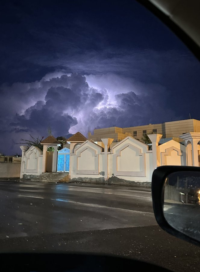 في أي الاتجاهات الجغرافية نشاهد هذا المنظر (عادة)؟
A) الشمال
B) الشرق
C) الجنوب
D) الغرب