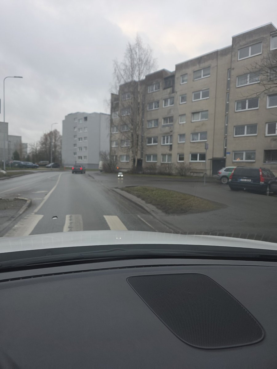 Tallinn sokakları bildiğiniz gibi  Market çırakları ekmek süt taşıyor