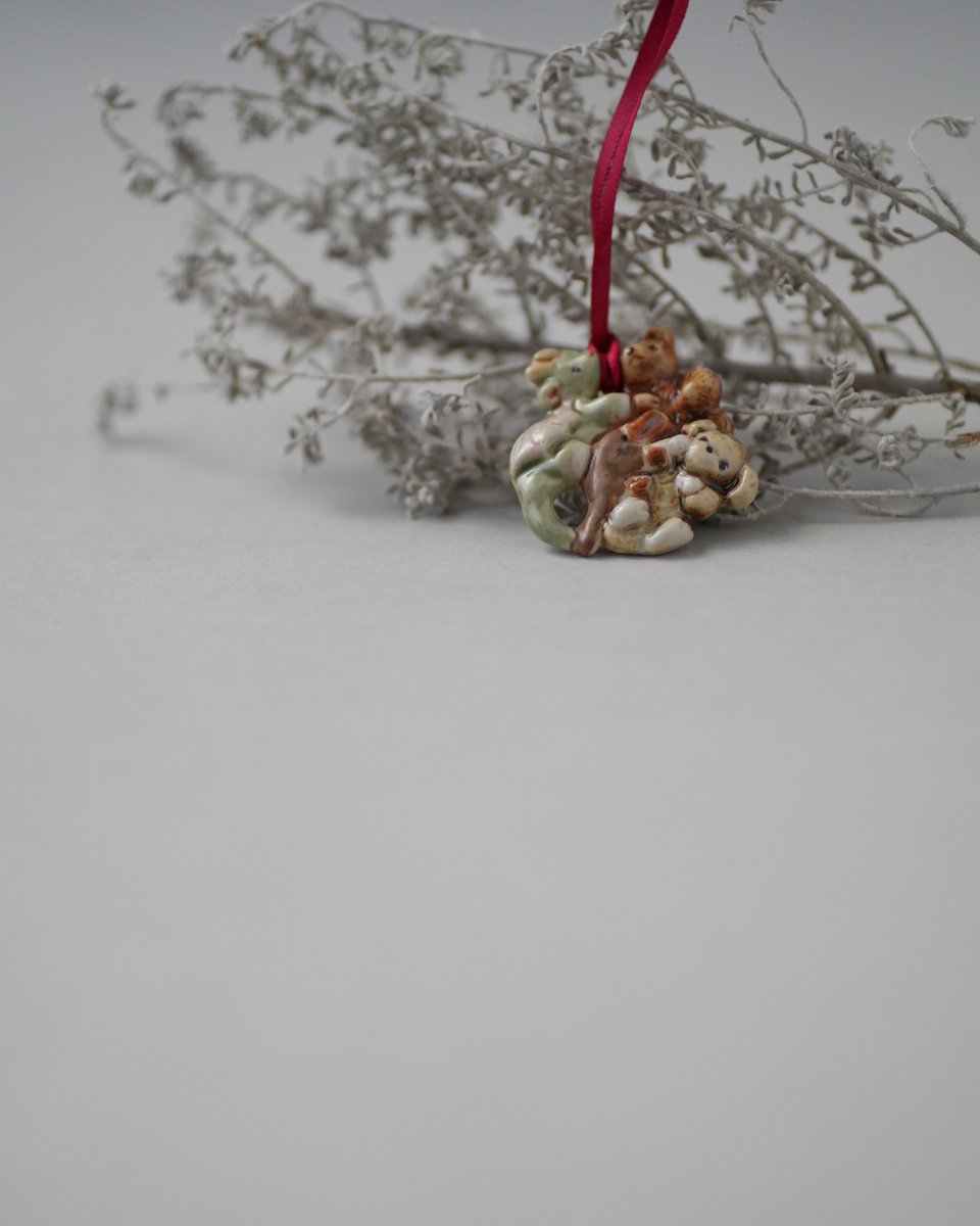 小菅幸子さんから クリスマスオーナメントと新作のブローチが届きまし