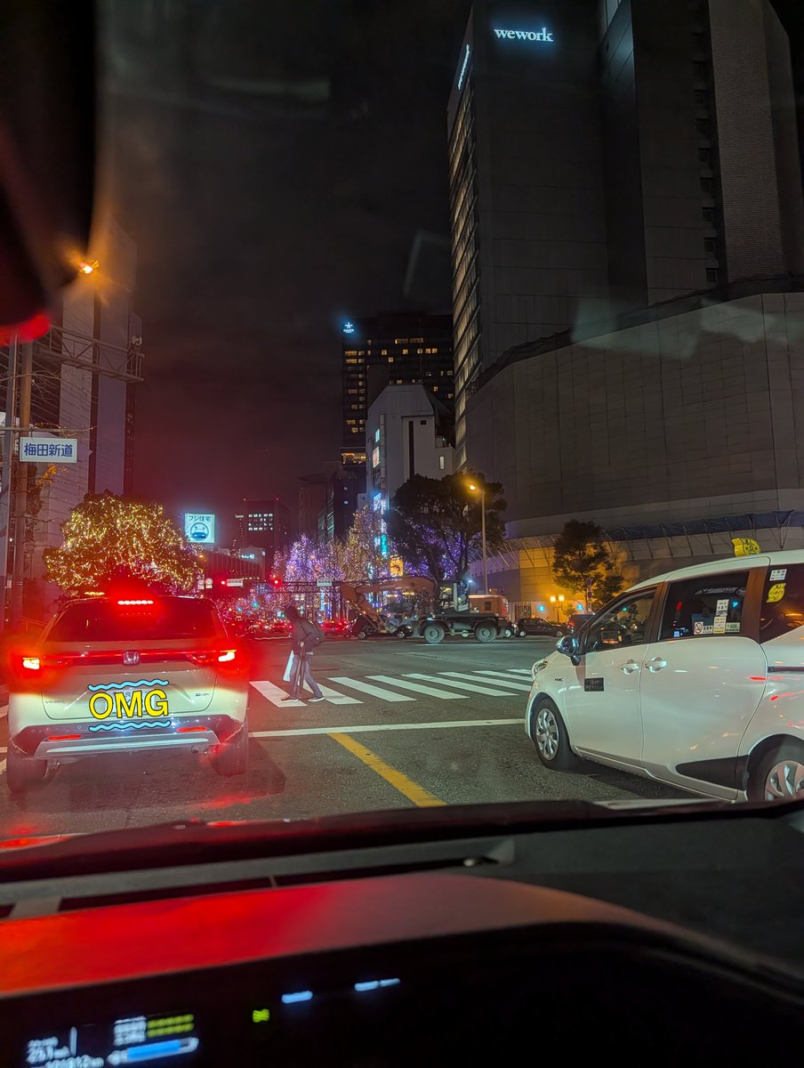 そして昨夜は梅田のど真ん中でZX170Wと 遭遇。地工の機械なので機械