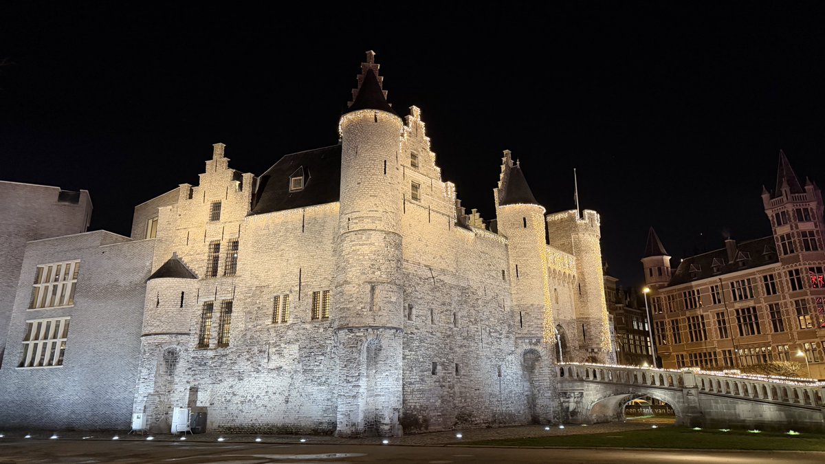 satofishi's tweet image. One night in Antwerp.

Eurostar 9357 from Paris Gare du Nord to Antwerpen-Centraal. 362 km in 2h10m. With one intermediate stop at Brussels-Midi. This is my 857th high-speed train ride. It is also my 6th visit to Belgium. 🇫🇷🚄🇧🇪