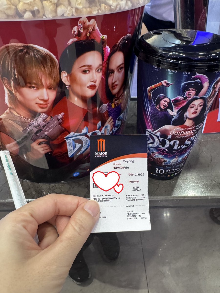 #ดีว่าราวี
คือดูสปอยมาเยอะนะ เตรียมใจแล้วว่าหนังจะประมาณไหน
แต่มันเยอะกว่าที่คิดอ่ะ ดีมากกกกกกกก  ส่วนตัวชอบซีนในห้องน้ำที่สุด ขำแบบนอนสต๊อป ด้วยความเป็นคนตาแห้งไม่ค่อยมีน้ำตา ต้องหยอดน้ำตาเทียมตลอด แต่เรื่องนี้ทำให้น้ำตาไหลแบบไม่หยุดเลย สุดๆ   ดราม่าก็ดี นักแสดงเล่นดีทุกคนเลย